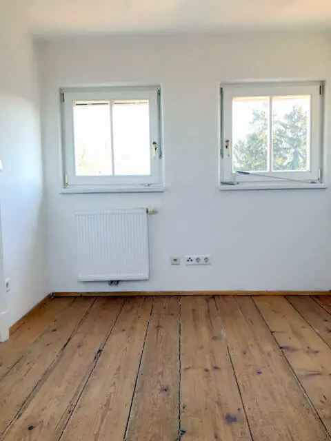 Zimmer im DG mit Zugang zum Bad