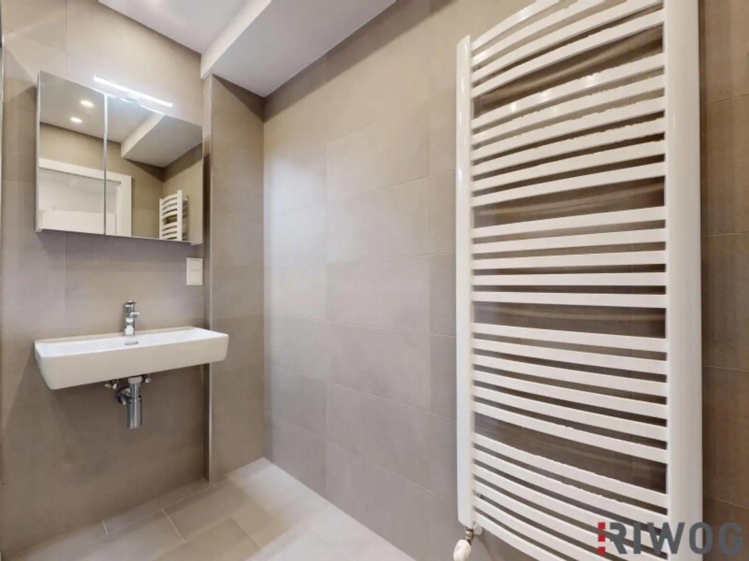 ERSTBEZUG nach Sanierung I 3 Zimmer Wohnung mit Balkon in wundervoller Grünlage I Tischler Einbauküche inkl. Siemensgeräte im Preis inbegriffen