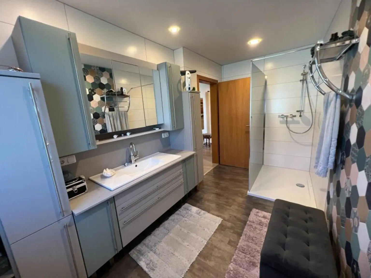 Bad mit Dusche und Bidet Wohnung 1