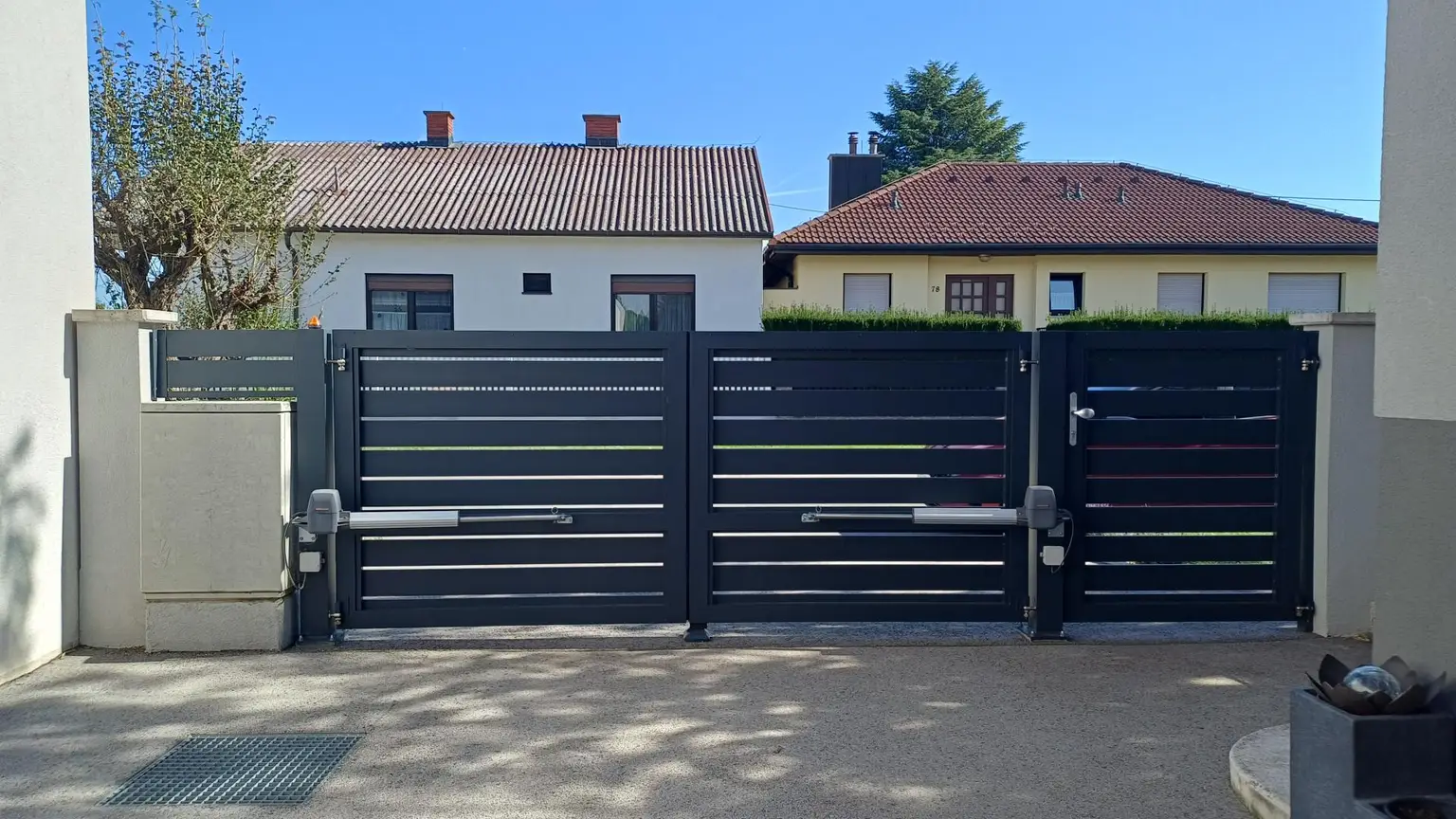 Vollkomfort Einfamilienhaus mit Pool, Sonnenterrasse und großem Garten