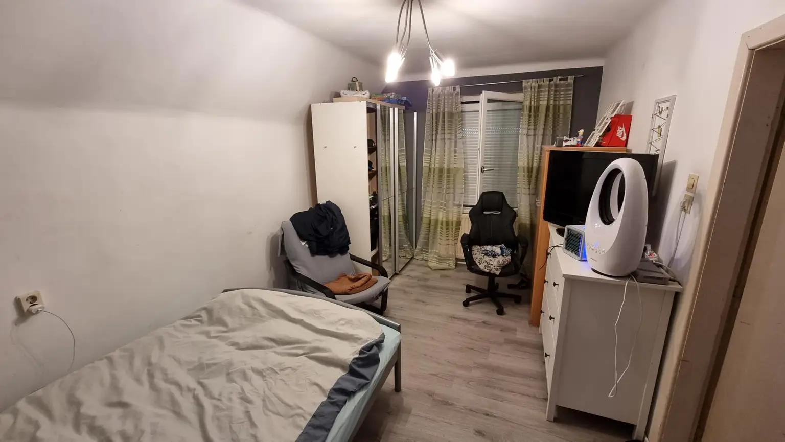 Einfamilienhaus mit Pool und großem Garten in verkehrsgünstiger Lage