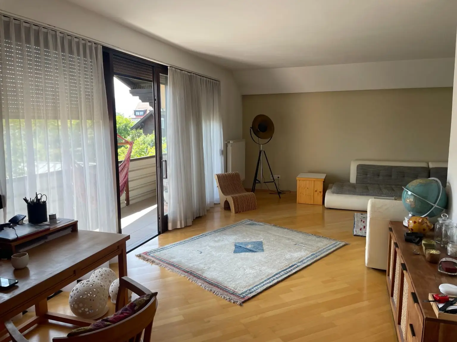 heller Wohnraum mit Ausgang auf dem Balkon