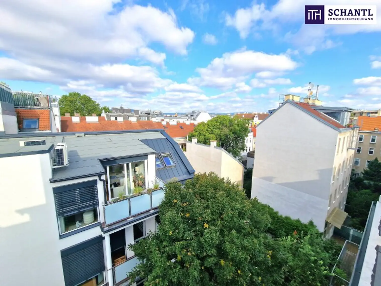Preisreduktion! Exklusives Familienparadies über den Dächern – Stilvolle 4-Zimmer-Dachgeschosswohnung mit zwei Terrassen + moderner Luftwärmepumpe + Klimaanlage