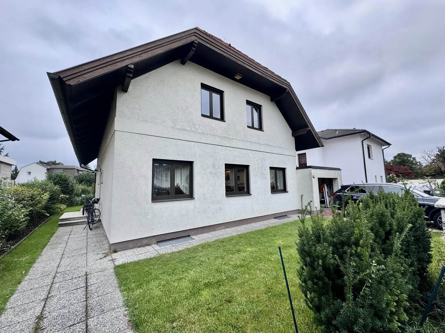 IHR NEUES ZUHAUSE - GROßZÜGIGES EINFAMILIENHAUS MIT SWIMMINGPOOL IN FLORIDSDORF