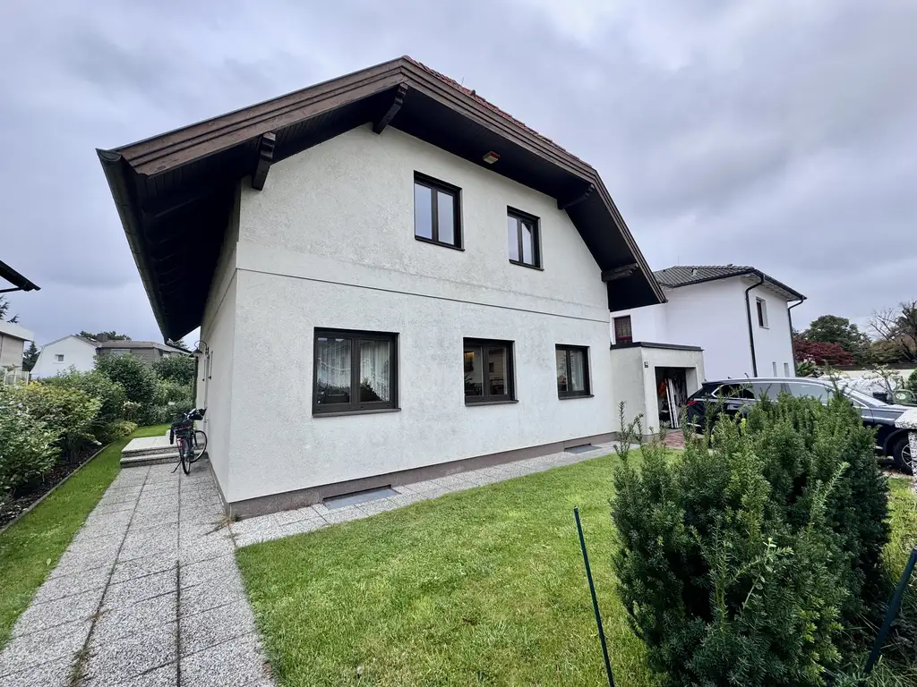IHR NEUES ZUHAUSE - GROßZÜGIGES EINFAMILIENHAUS MIT SWIMMINGPOOL IN FLORIDSDORF