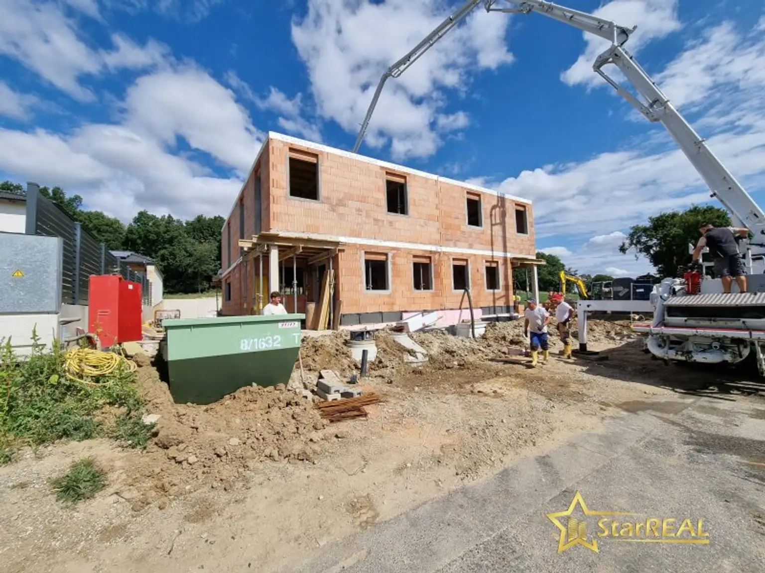 LETZTES HAUS VERFÜGBAR! IDEAL FÜR FAMILIEN! 5-ZIMMER-ZIEGELHAUS MIT UNVERBAUBAREN AUSBLICK. MIT KELLER, BALKON, TERRASSE, CARPORT UND GROSSEM GARTEN.