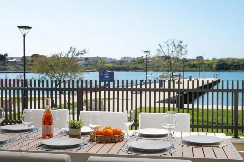 Prime Seafront Villa bei Zadar –Exklusivität am Meer mit Renditepotenzial