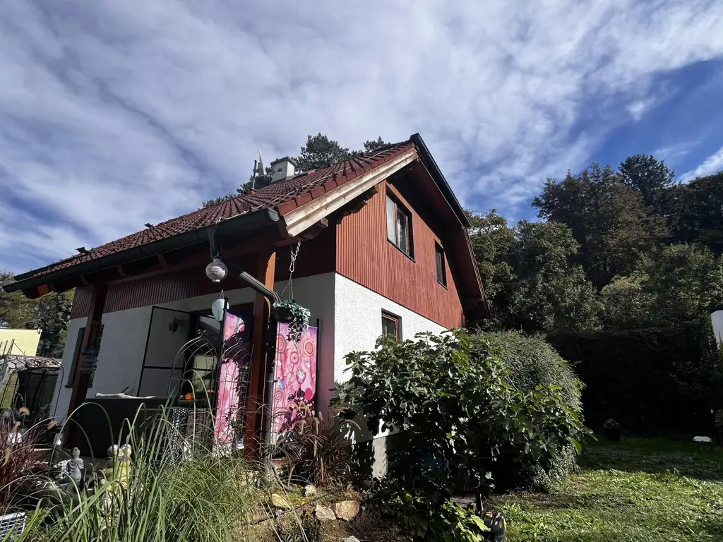 "Solides Haus mit Garten und Pool"