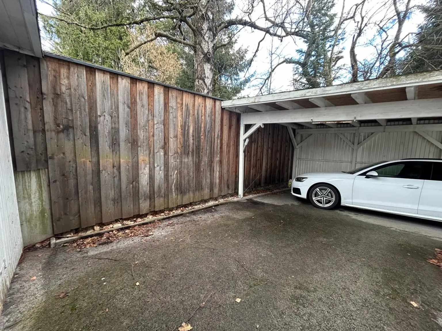 Aussenbereich mit Carport