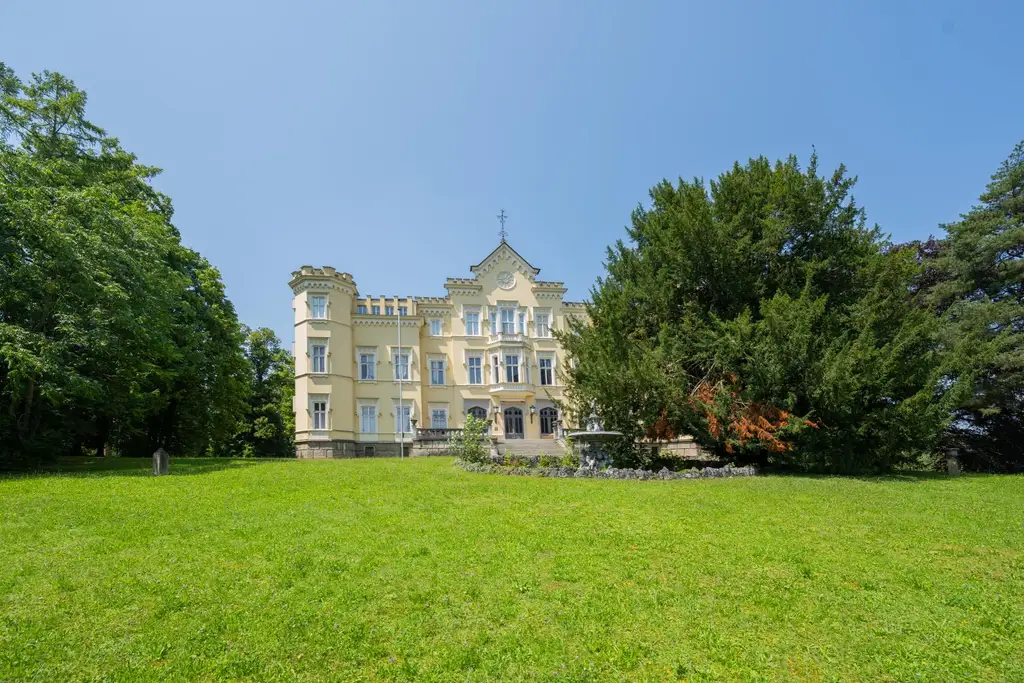 Tradition trifft Moderne – sonniges Apartment mit Küche und Parkplatz im Schloss Voglsang!