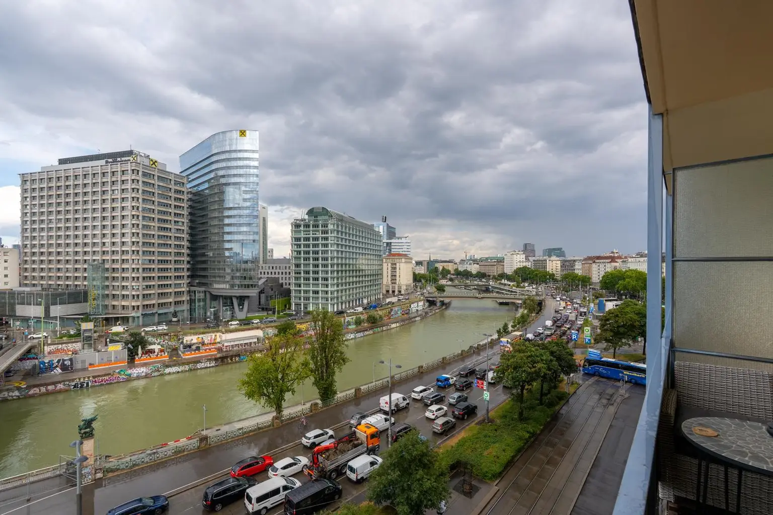 Stilvolles City Living mit Jacuzzi, 2 Balkonen und Weitblick!