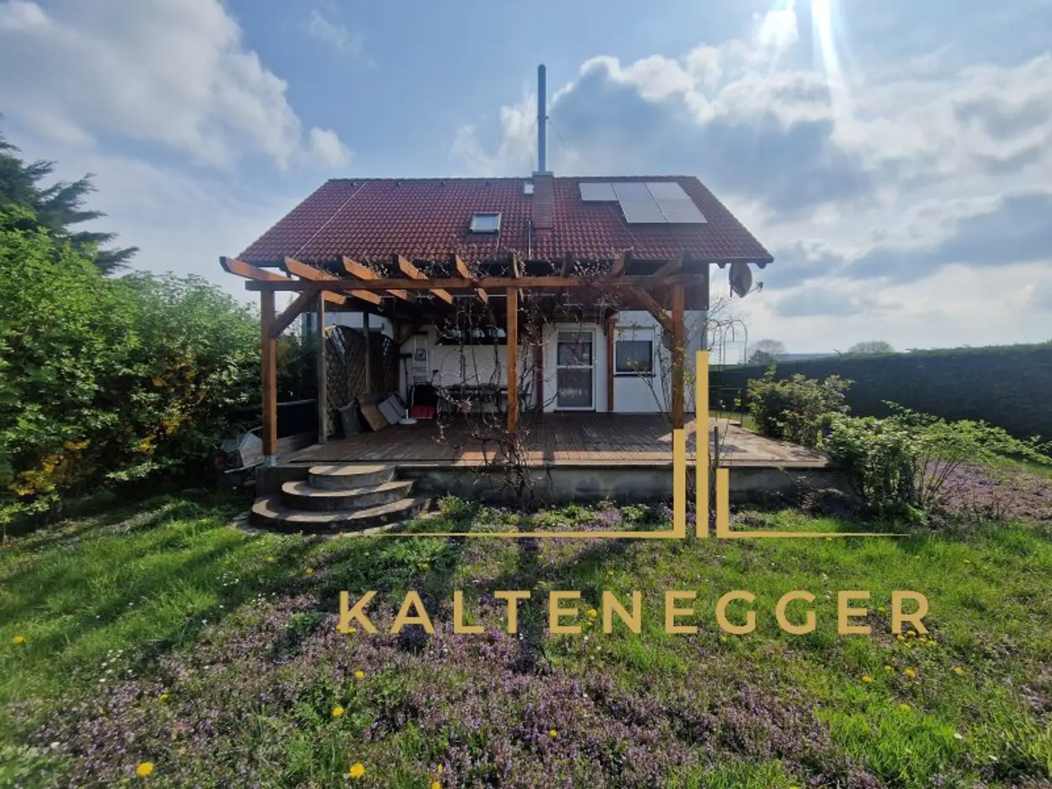 Haus Außenansicht von der Gartenseite her