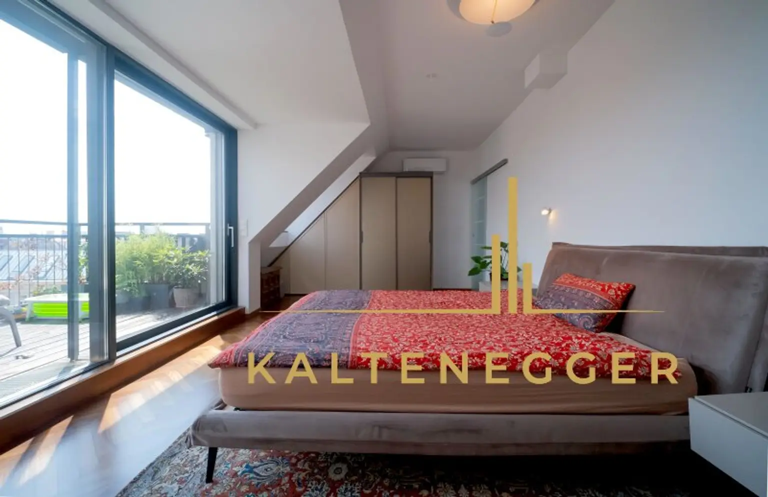 Schlafzimmer mit Ausgang auf die Terrasse ca. 27,20 m²