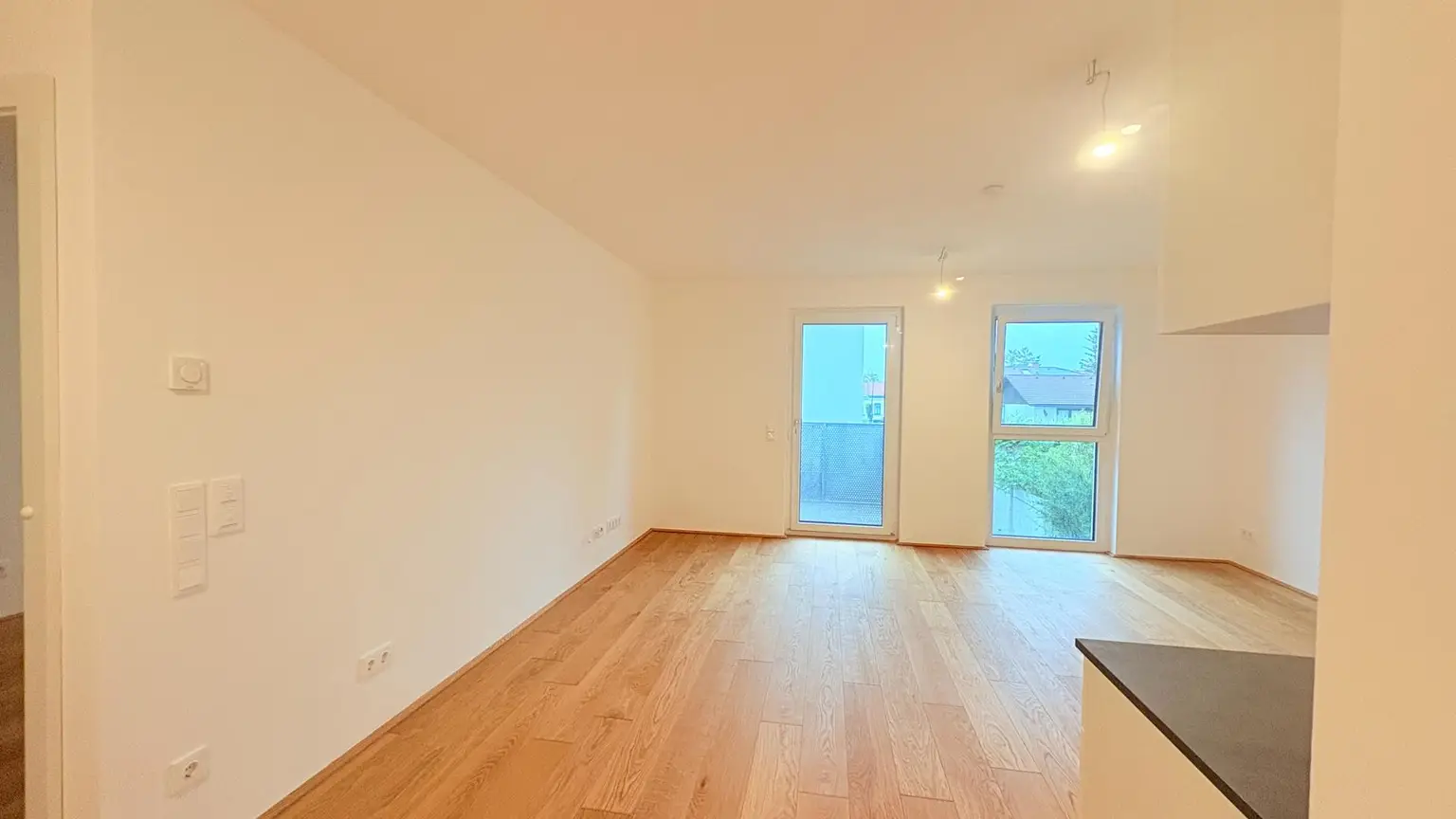 Tolle Wohnung statt Hinterholz, in deckengekühlter Ruhelage ca. 53m2 (weitere 2 Zimmer mit Balkon frei), Stellplatz möglich und erwünscht!!