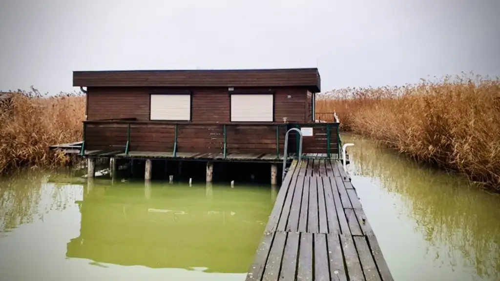 PRIVATSPHÄRE und FLIESSWASSER - FLACHDACHHÜTTE IN DER RUSTER BUCHT AUF PACHTGRUND ZU KAUFEN