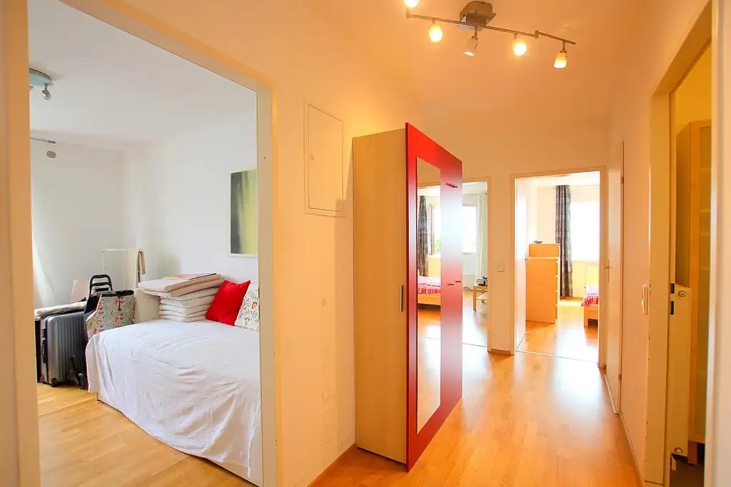Perfekte 3-Zimmer Wohnung mit Balkon und Garagenplatz, ruhig, vollmöbliert