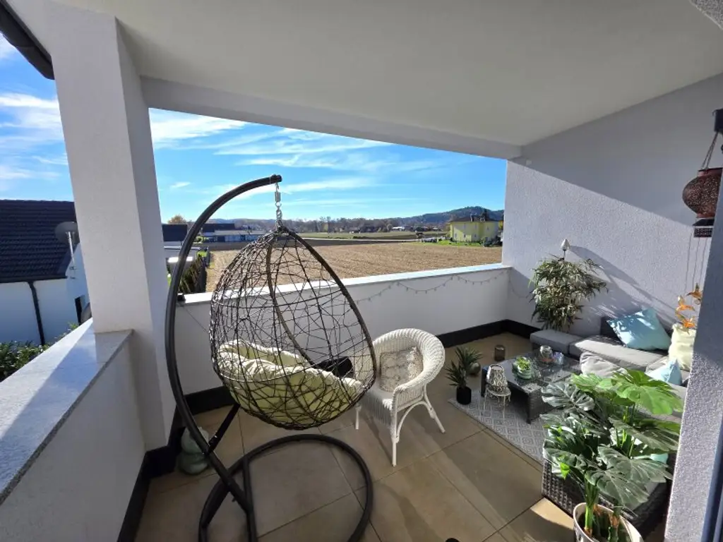 Neuwertige und sonnige Wohnung mit Carport! Vollmöbliert!