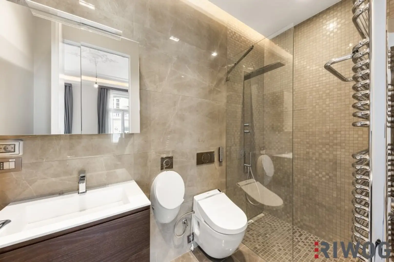 **Luxus auf höchsten Niveau**4-Zimmer**3 Bäder**2 Balkone**Smart-Home**uvm.