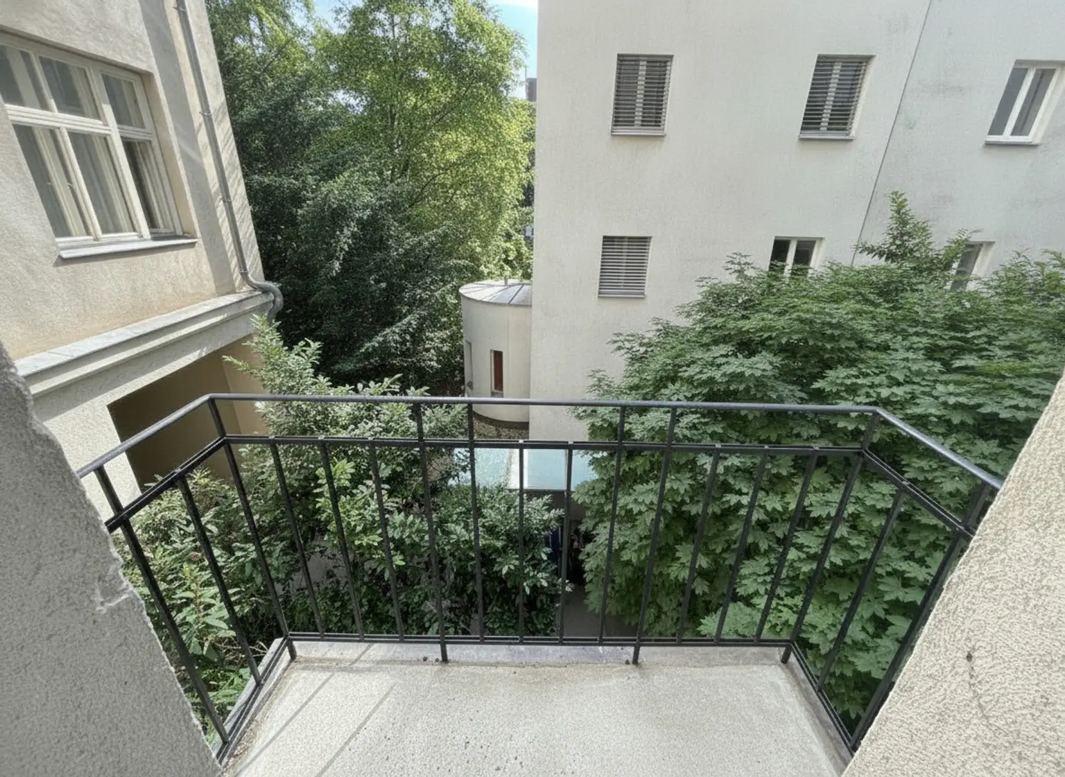 UNBEFRISTET: Ansprechende 3-Zimmer-Altbauwohnung mit kleinem Balkon