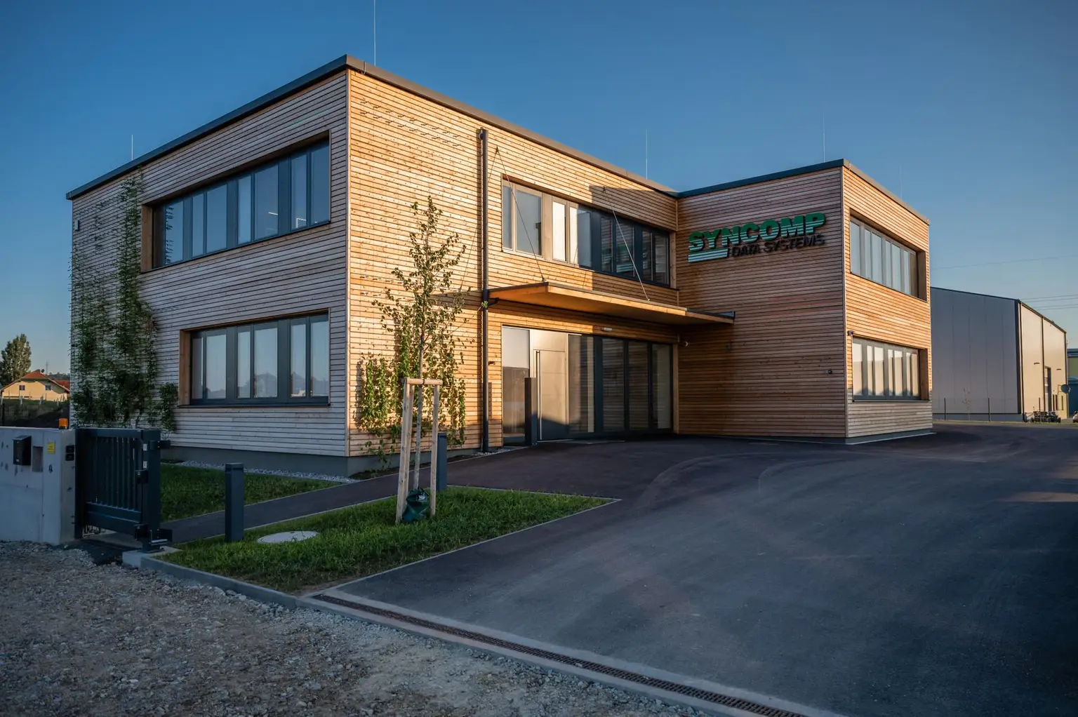 HI TECH BETRIEBSGEBÄUDE