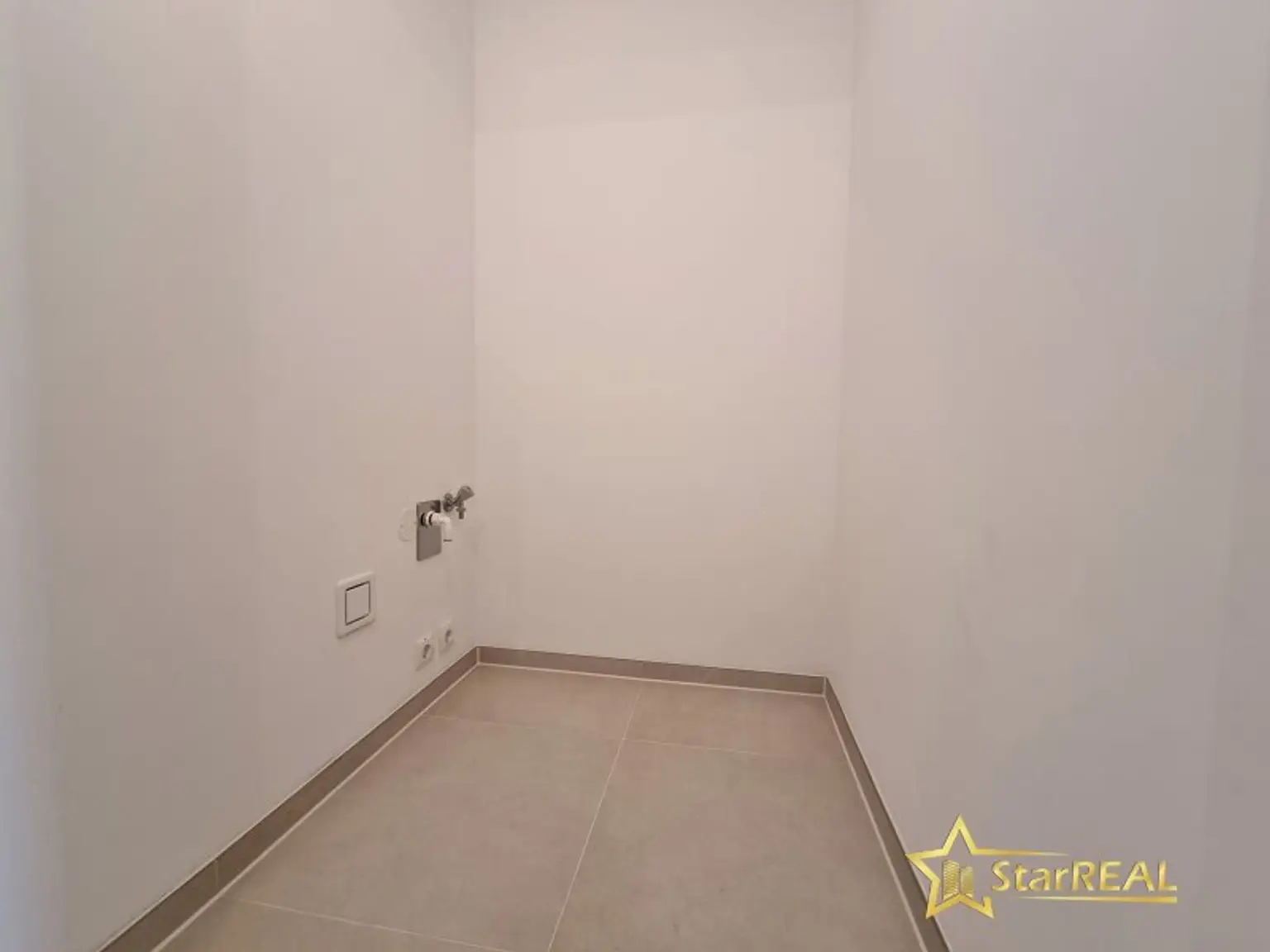 STILVOLLE 4-ZIMMER-ERSTBEZUGWOHNUNG IN ZENTRUMSNAHER LAGE VON MÖDLING - BALKON, 2 BÄDER & TIEFGARAGE OPTIONAL.