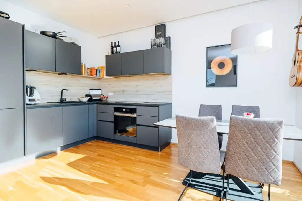 SMART-LIVING I STYLISCHES PENTHOUSE I KLIMA I SONNENTERRASSE I OFFENE DESIGN-KÜCHE I ELEGANTES BAD MIT REGENDUSCHE I
