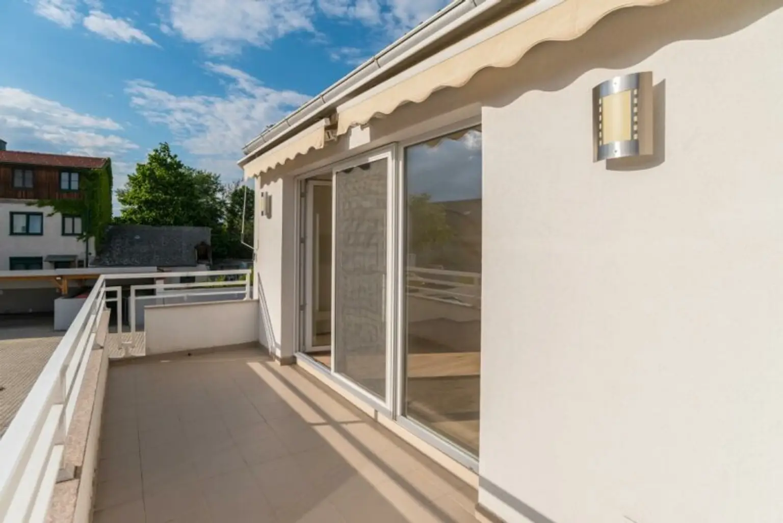 Schöne 3 Zimmerwohnung mit Balkon und 2 PKW Stellplätzen