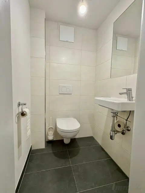 WC mit Waschbecken