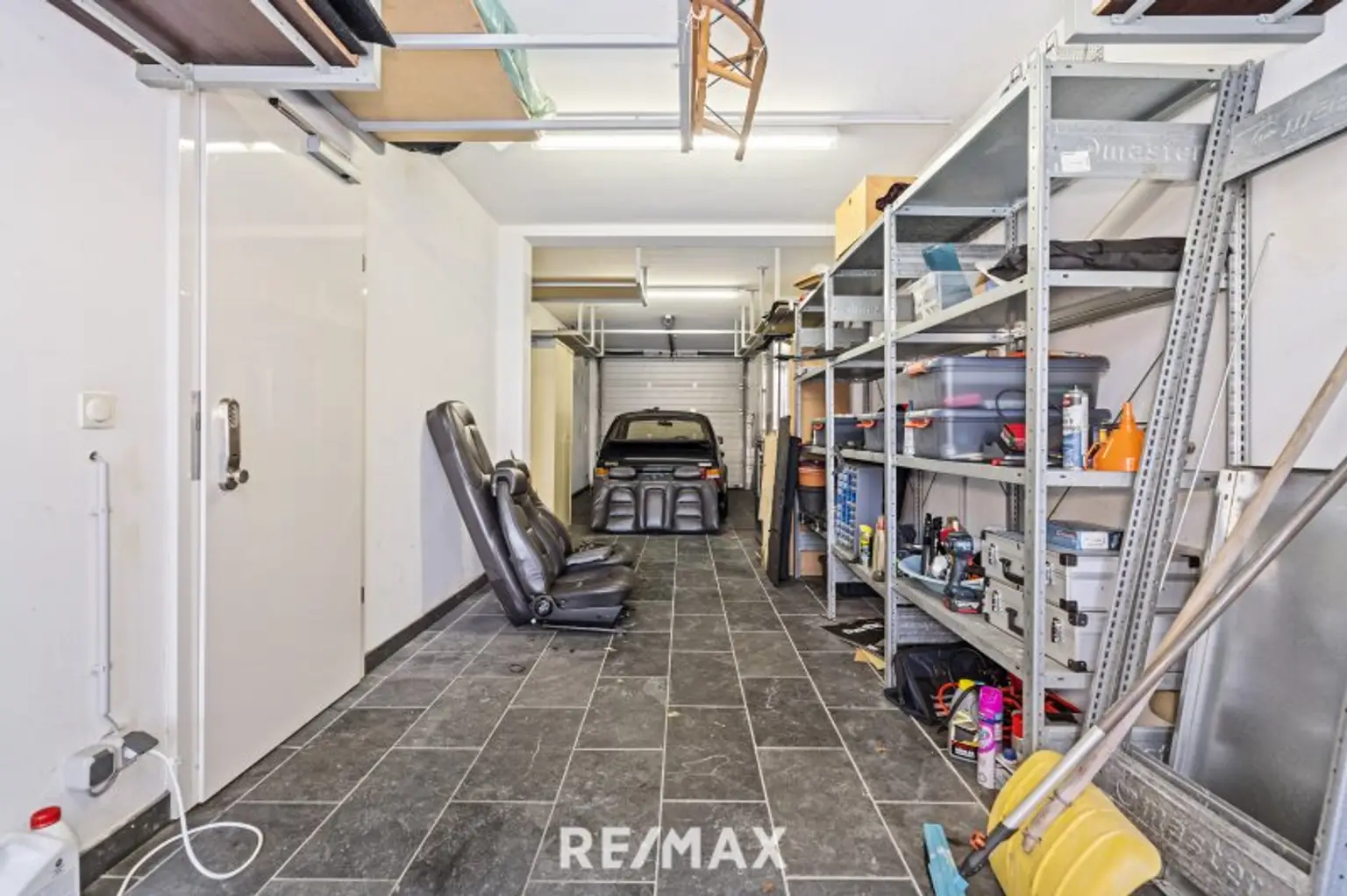 Garage für 2-3 Fahrzeuge mit Gartenausfahrt