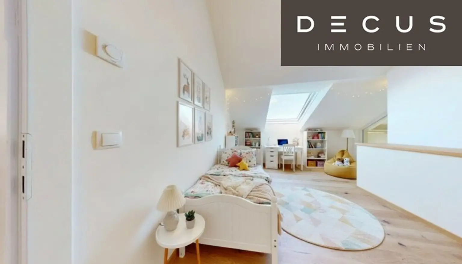 | EXKLUSIVE & LICHTDURCHFLUTETE DACHGESCHOSS - MAISONETTE - WOHNUNG MIT BLICK AUF DEN SCHLOSSBERG | PRIVATER LIFTZUGANG | 2 TERRASSEN | TOP LAGE