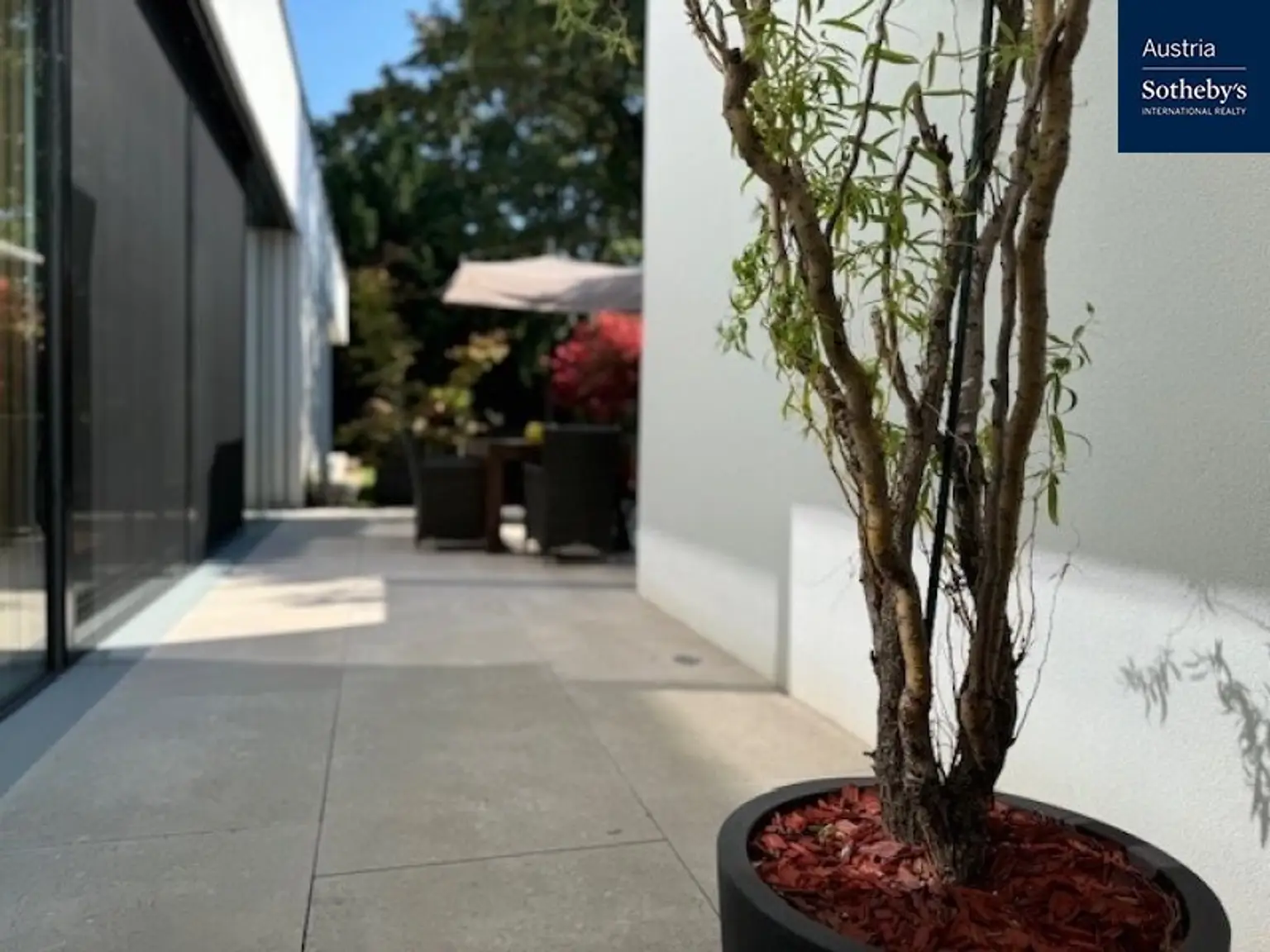 Privatsphäre & Perfektion – Architektenvilla mit Garten, drei Terrassen & Homeoffice