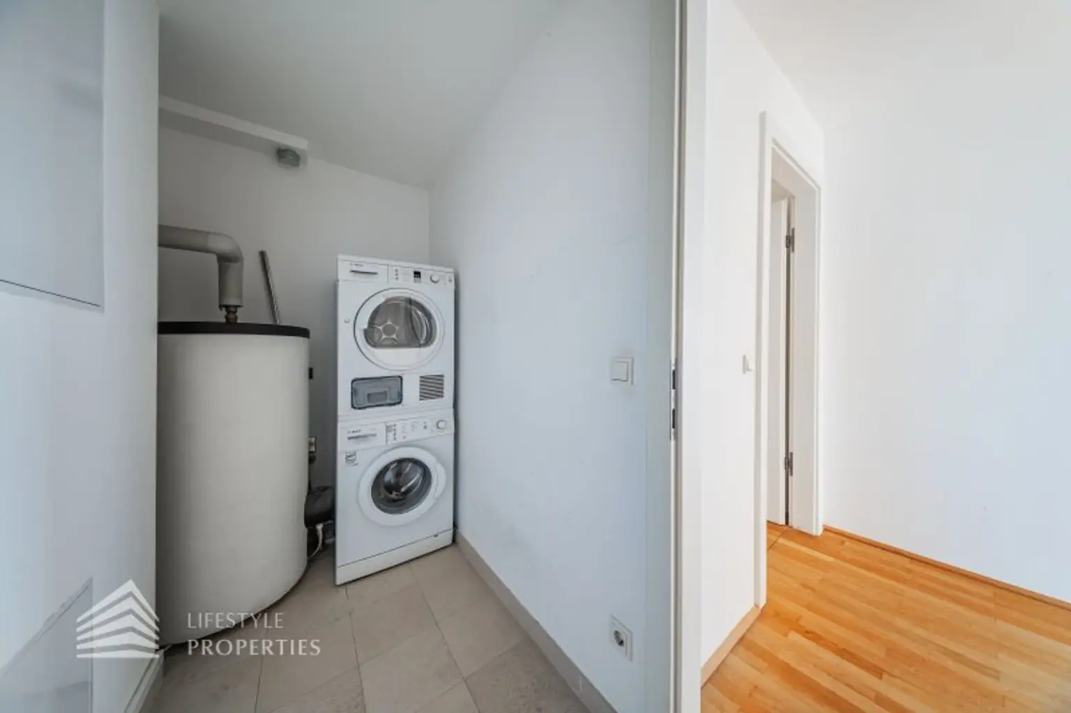 Wunderschöne 5 - Zimmer Wohnung mit Terrasse und Garten