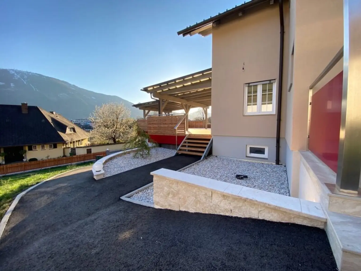 Eingang und Terrasse