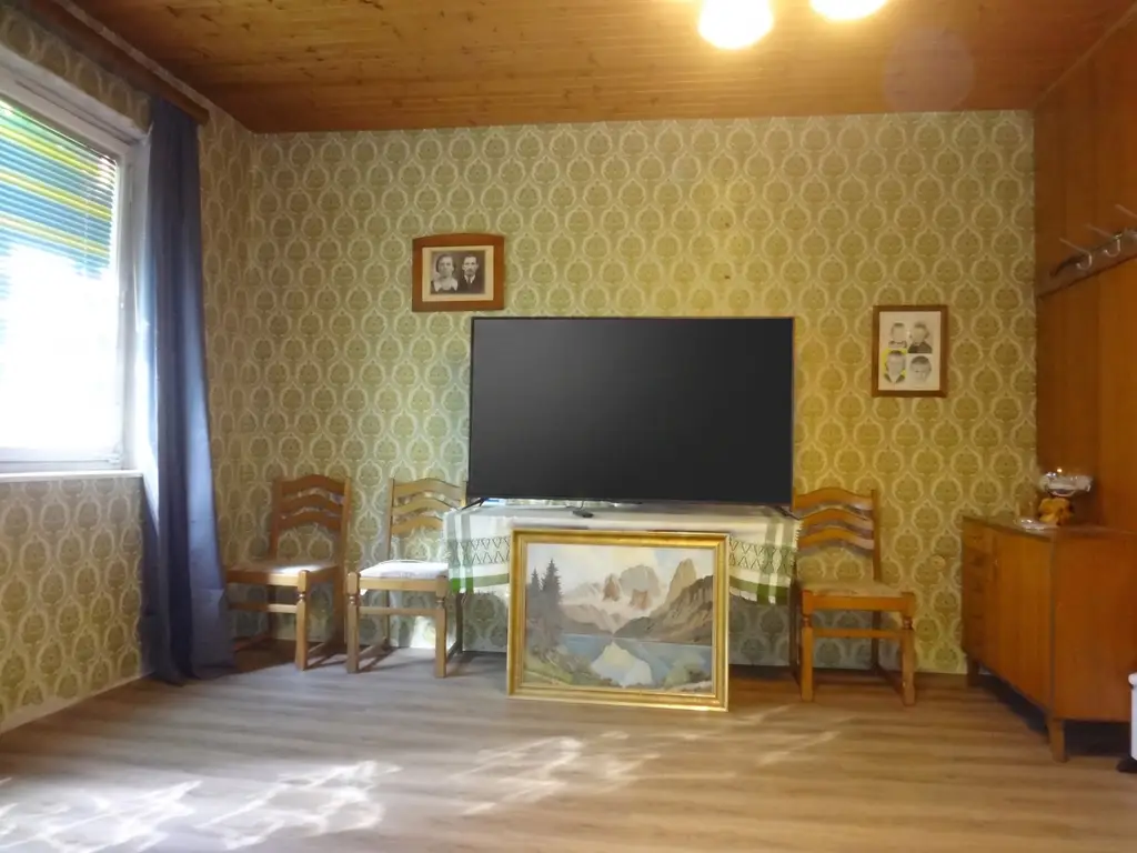 ÄLTERES HAUS - GROSSER GARTEN - SCHEUNE - SCHUPPEN - RUHELAGE