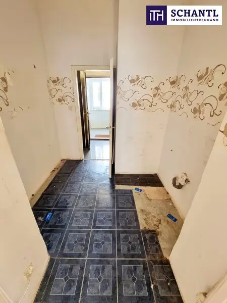 Das Haus trägt Smoking, die Wohnung wartet noch auf ihr Kleid! Renovierungsbedürftige Altbauwohnung mit toller Raumaufteilung + Traumhaft schönes Haus + Perfekte Infrastruktur und Anbindung! Jetzt zugreifen!