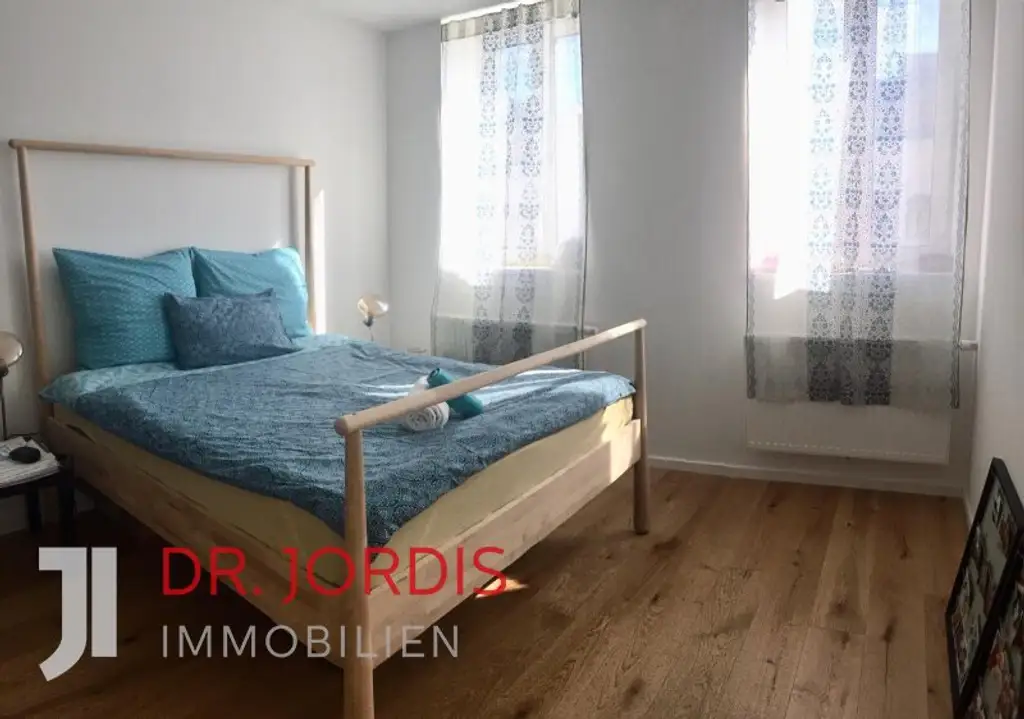 Maisonette- Dachgeschosswohnung mit Terrasse und Fernblick bis Schönbrunn, möbliert