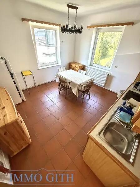 RUHIGE 74 m² 3-ZIMMER-WOHNUNG IM OBERGESCHOSS EINES ZWEIFAMILIENHAUSES MIT GARTENFLÄCHE, ABSTELLRAUM & PARKPLATZ ZU MIETEN!