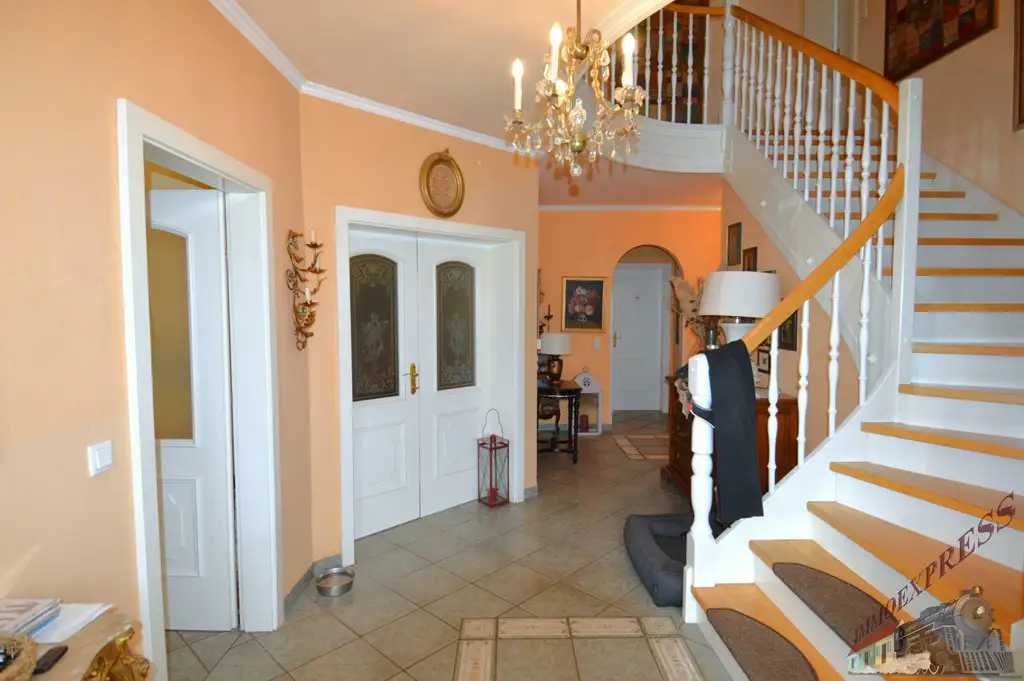 Repräsentatives Einfamilienhaus im italienischen Stil auf ca. 2.711 m²