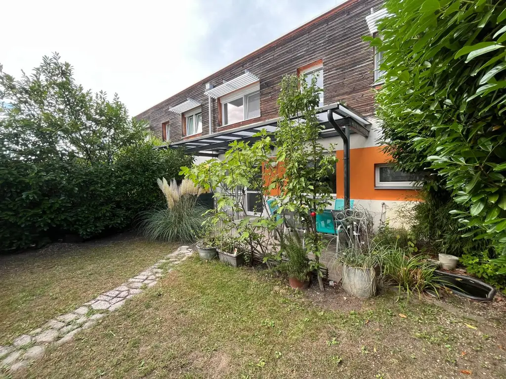 Modernisiertes wunderschönes Reihenhaus mit überdachter Terrasse und Garten