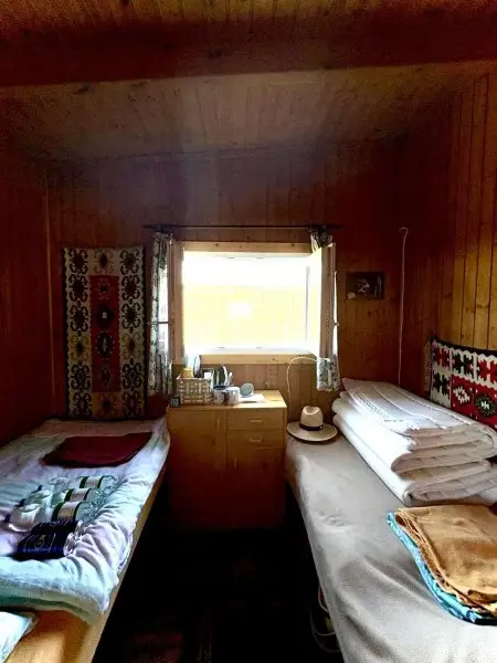 PRIVATSPHÄRE und FLIESSWASSER - FLACHDACHHÜTTE IN DER RUSTER BUCHT AUF PACHTGRUND ZU KAUFEN