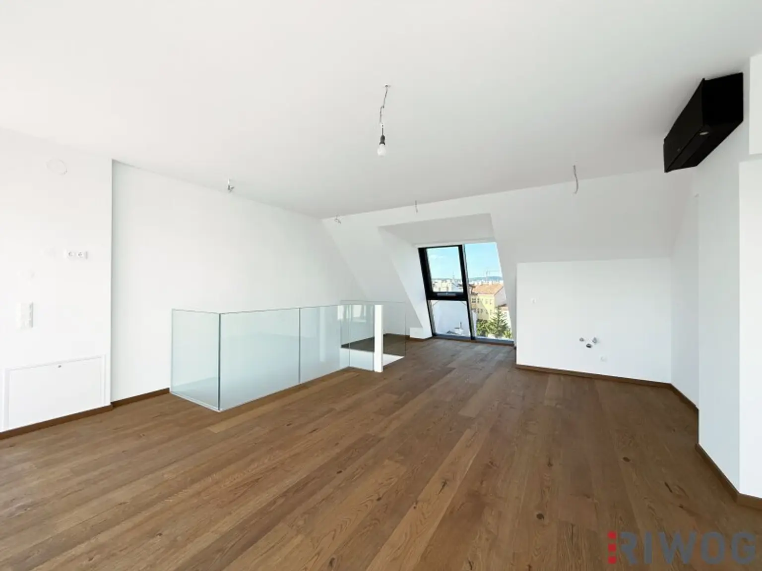 3-Zimmer Dachgeschoss-Maisonette Wohnung mit Balkon und südseitiger Innenhofterrasse | Schönbrunn-/Glorietteblick | Fernwärme | ERSTBEZUG