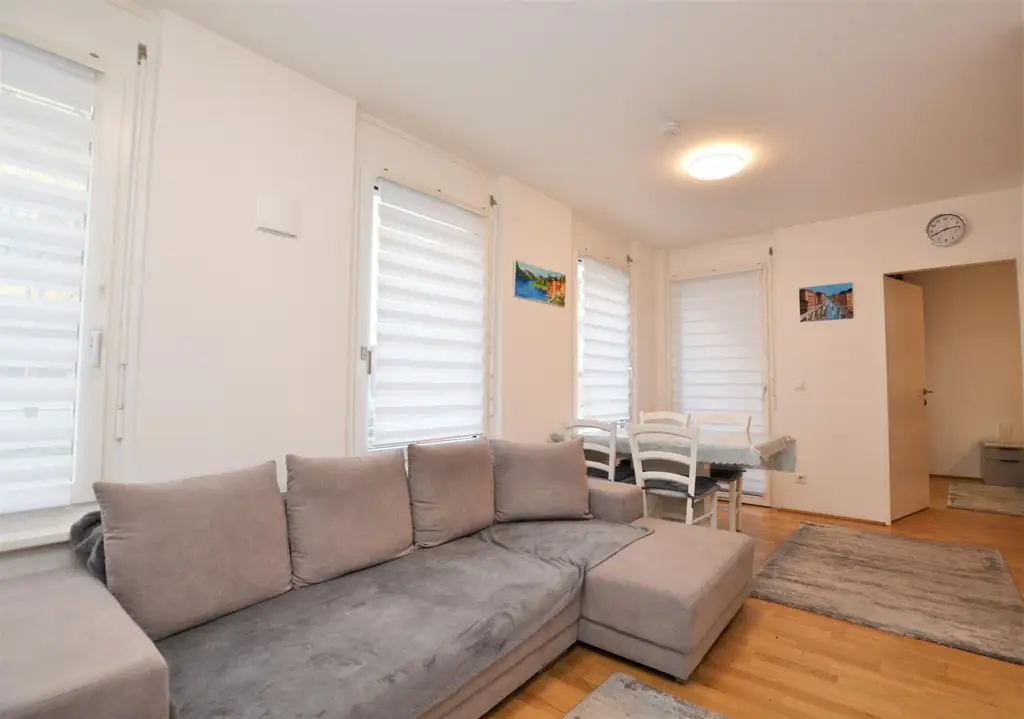 Kofferpacken und einziehen! Komplett ausgestattete 2 Zimmer Wohnung inkl. Garagenstellplatz