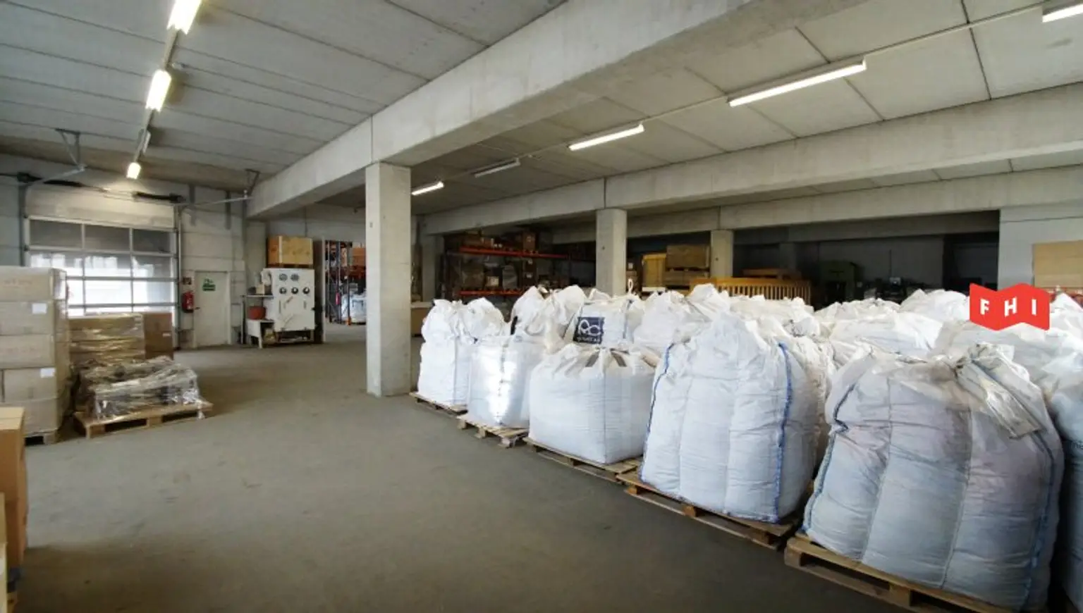 Logistikfläche***2 Hallen***30 Stellplätze***Ausbaupotential***