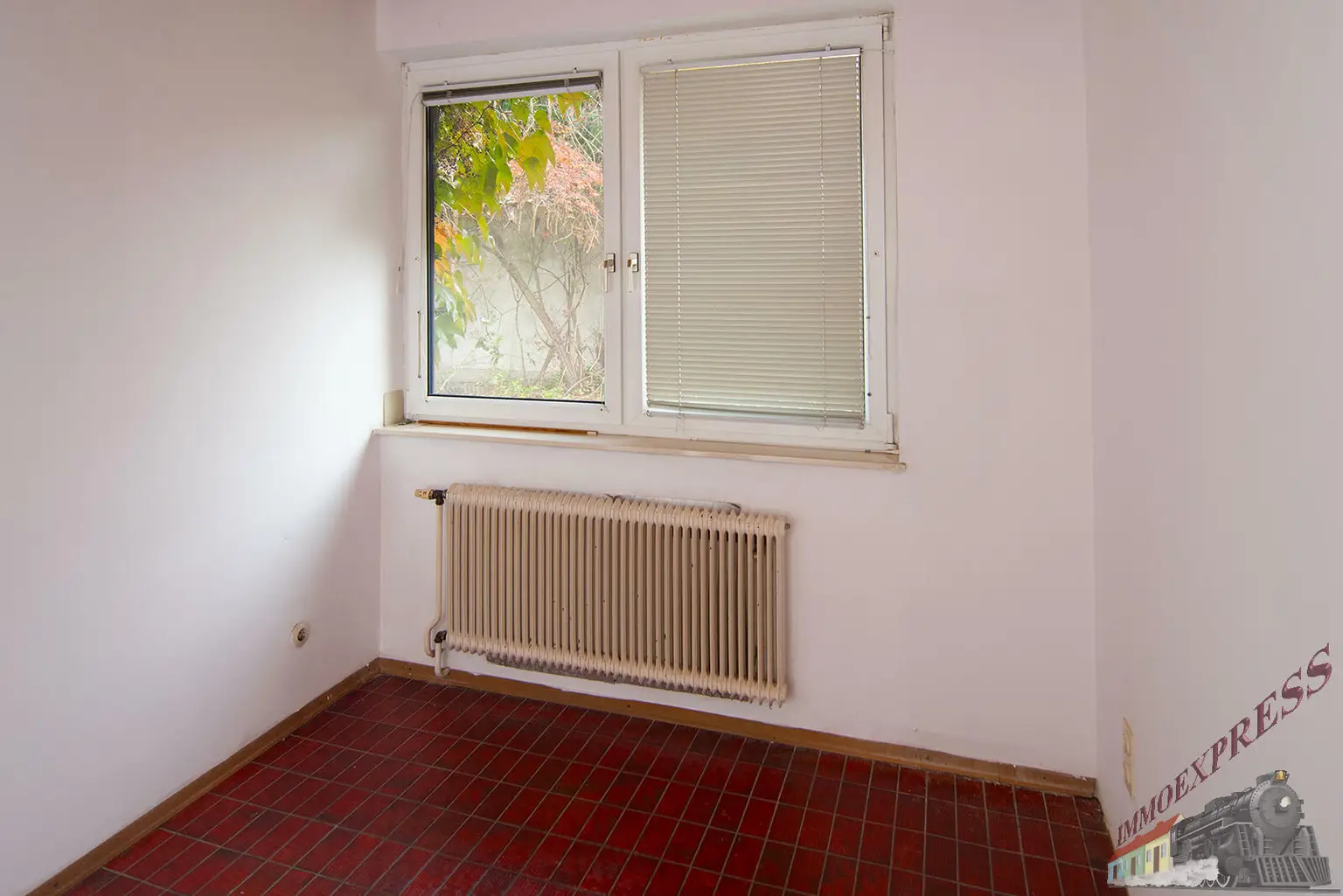 Architektenhaus mit Schwimmhalle in Ruhelage