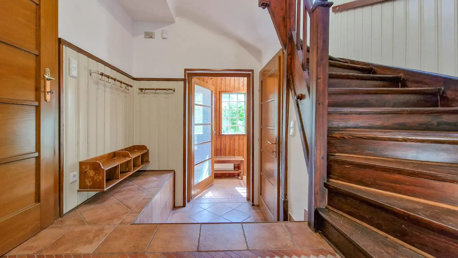 Grüne Oase in Prestige-Lage, Stilvilla mit ca. 1.600 m² Grund, Gästehaus, 2 Garagen und großem Pool