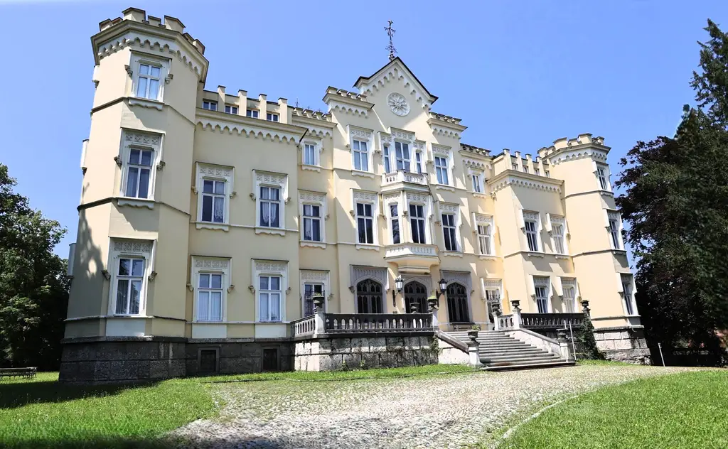 Herrschaftlich wohnen im Schloss Vogelsang!  Barrierefreie 2-Raum-Eigentumswohnung mit PKW-Abstellplatz