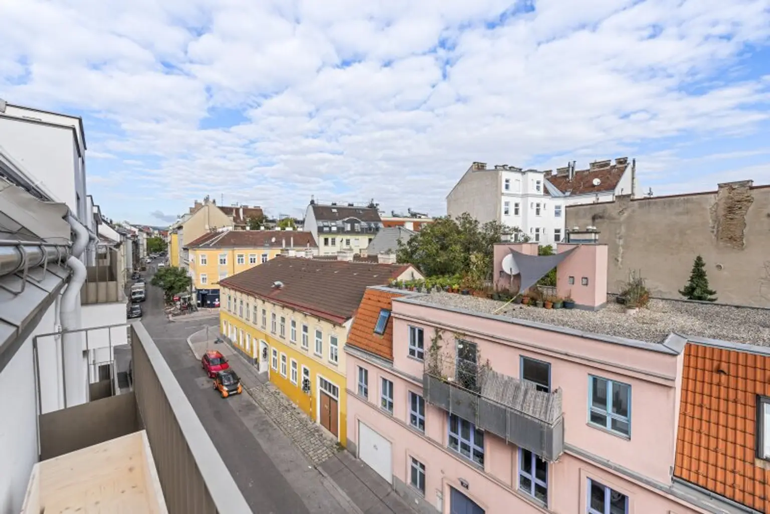 HERRLICHE DACHGESCHOSSWOHNUNG MIT BALKON UND FAN COIL KÜHLUNG