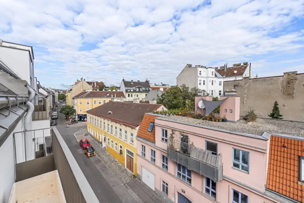 HERRLICHE DACHGESCHOSSWOHNUNG MIT BALKON UND FAN COIL KÜHLUNG