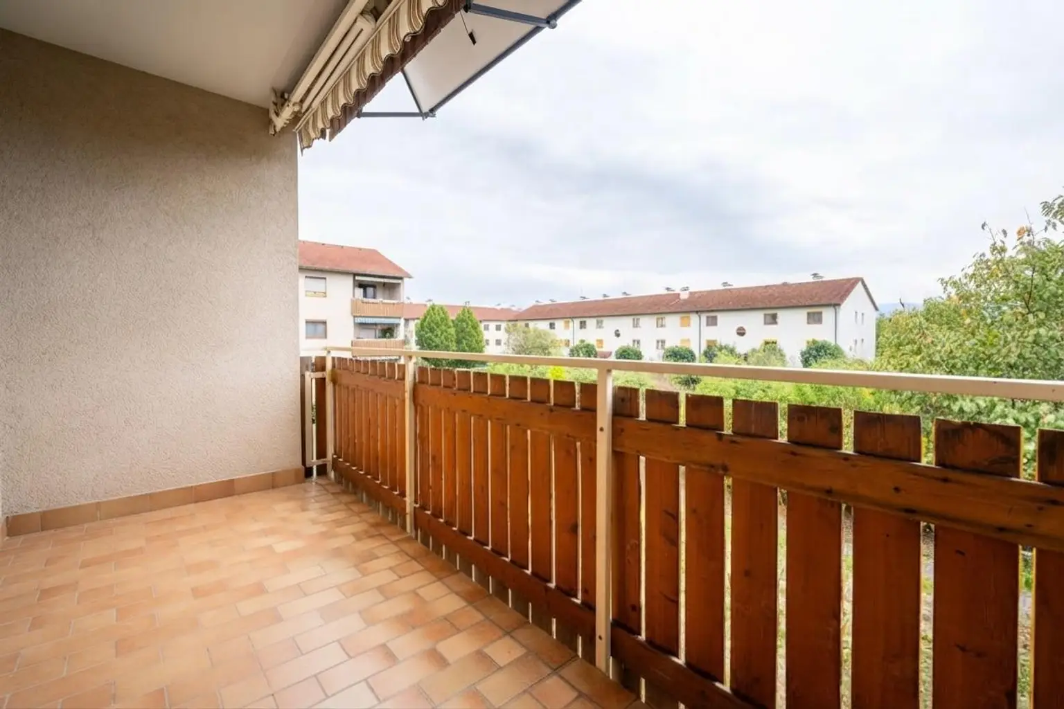 Loggia (über das Wohnzimmer zugänglich)
