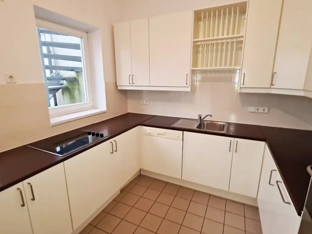 TERRASSENHIT, U1-NÄHE, 84 m2 Dachgeschoß mit 30 m2 Terrasse, 2 Zimmer, Wohnküche, 2 Bäder, Parketten, Viktorgasse